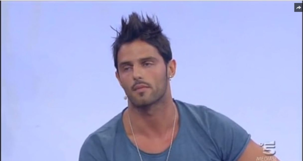 Andreo piange sul latte versace